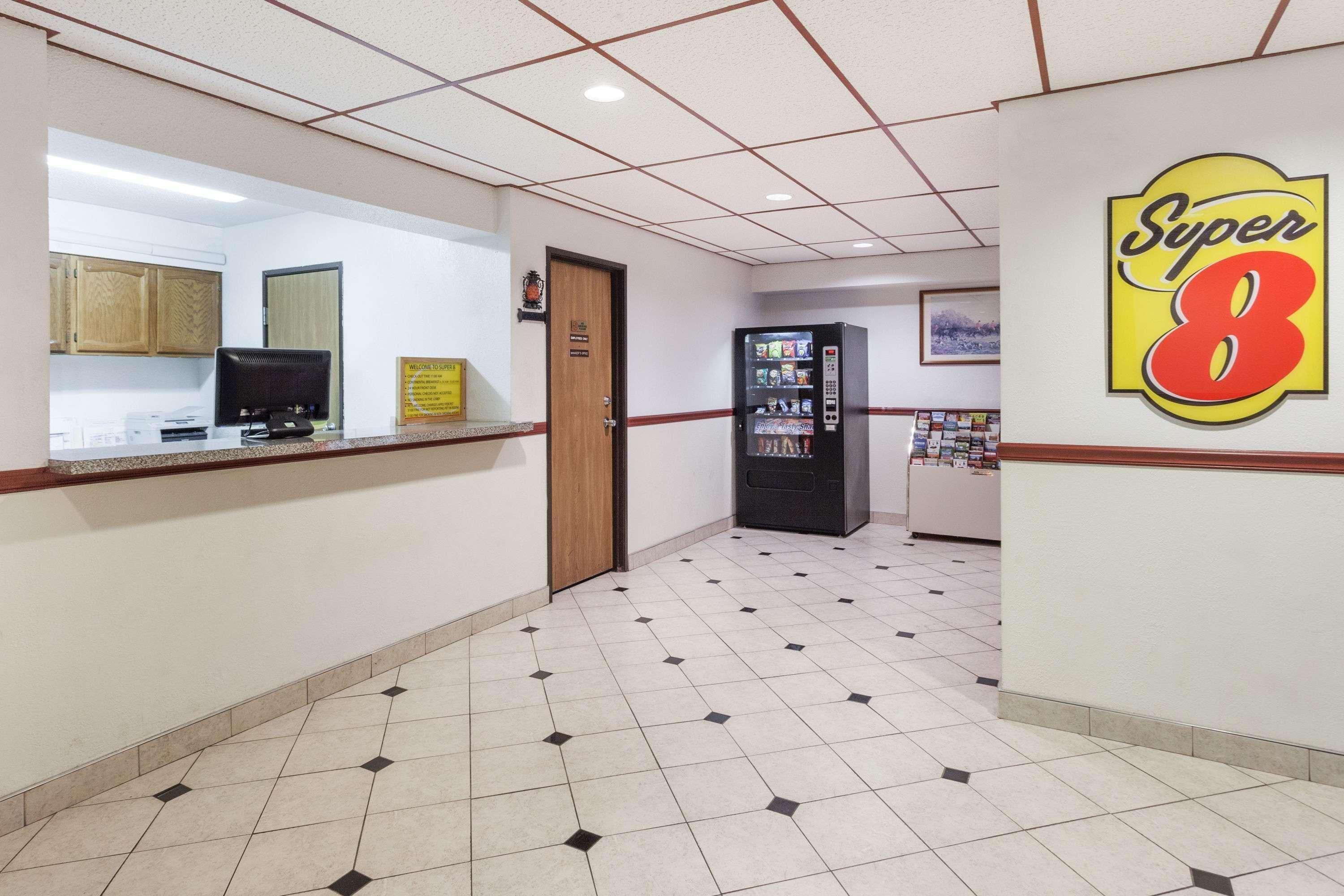Super 8 By Wyndham Winchester Va Exterior photo